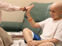 Τι βοηθά τα παιδιά με καρκίνο στην εφηβεία