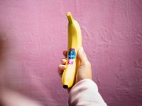 Το μπλε αυτοκόλλητο της Chiquita γίνεται ροζ για την καταπολέμηση του καρκίνου του μαστού